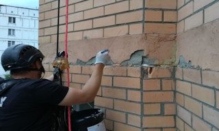 Обследование фасада здания в Находке в октябре